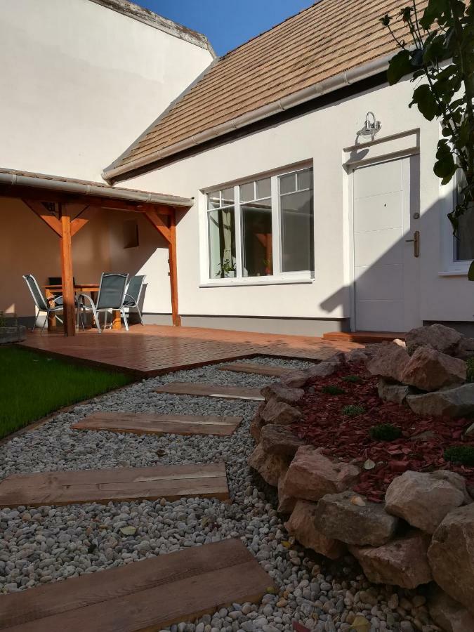 Buborek Apartman Tata Exterior foto